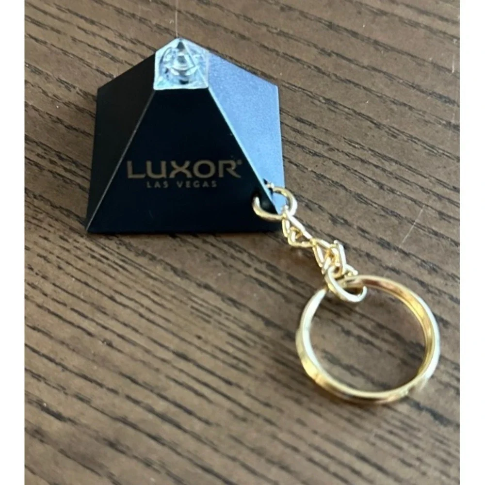 Luxor Las Vegas Hotel And Casino Pyramid Keychain With Light WORKS